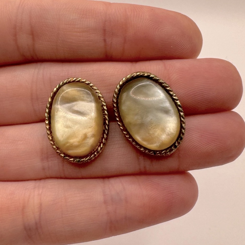 VINTAGE Oval Mother-of-Pearl Earrings